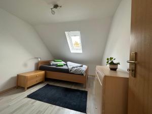 Postel nebo postele na pokoji v ubytování Ferienwohnung mit Balkon DG