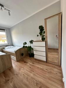 Schlafzimmer mit einem Bett und einem Spiegel in der Unterkunft Viola in Szklarska Poręba
