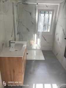 La salle de bains est pourvue d'un lavabo et d'une fenêtre. dans l'établissement Holiday home Verdon with private pool and view, à Artignosc-sur-Verdon