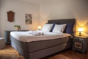 una camera con un grande letto con due lampade di Mountain View Apartment with Parking & Fast WiFi a Crans-Montana