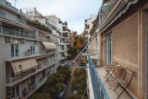Blick auf eine Gasse zwischen zwei Gebäuden in der Unterkunft Athenian Apartment in Kolonaki in Athen