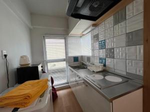 cocina con 2 lavabos y encimera en Rhodes Kagurazaka - Vacation STAY 77347v, en Tokio