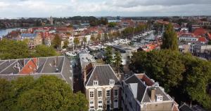 uma vista aérea de uma cidade com edifícios e um rio em B&B Cleyn Cruysenborgh 1531 em Dordrecht