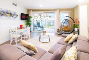 sala de estar con sofá y mesa en Large terrace, sea view, private parking included en Beausoleil