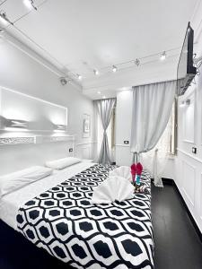 1 dormitorio con 1 cama grande en blanco y negro en La Locanda di Piazza del Popolo, en Roma