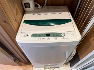 una lavadora en el suelo en una habitación en Rhodes Kagurazaka - Vacation STAY 77334v en Tokio
