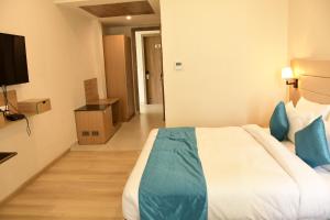 Postel nebo postele na pokoji v ubytování Comfort Inn Pratapvasini