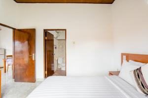 Ein Bett oder Betten in einem Zimmer der Unterkunft Rumah Akira Seminyak