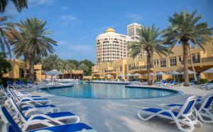 Bazén v ubytování Al Hamra Village Hotel nebo v jeho okolí