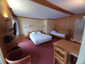 Postel nebo postele na pokoji v ubytování Chalet Hotel Le Mont Bisanne