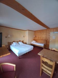 Postel nebo postele na pokoji v ubytování Chalet Hotel Le Mont Bisanne