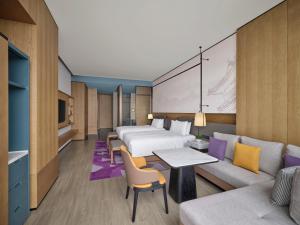 西安的住宿－西安高新 JW 万豪酒店，酒店客房,设有两张床和一张沙发