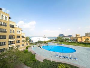una vista aérea de una piscina junto a un edificio en Bab Al Bahr Residence - Blue Collection Holiday Homes, en Ras al Khaimah