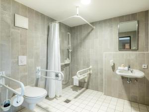 Vannituba majutusasutuses B&B Hotel Mannheim-Neuostheim