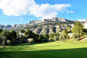 un campo de golf con una montaña en el fondo en CASA DE PRINCESAS en Altea