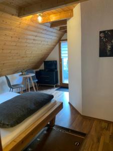 1 dormitorio con 1 cama con techo de madera en Vogelbacher Hof - Dachsberg im Südschwarzwald, 