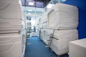 uma sala cheia de caixas brancas em CAPS LOCK em Turksib