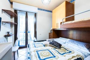 een slaapkamer met een bed met een houten hoofdeinde bij Cooperazione 120 in Rozzano