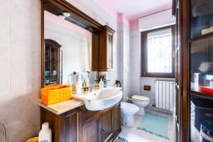 een badkamer met een wastafel en een toilet bij Cooperazione 120 in Rozzano