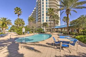 uma piscina com cadeiras e mesas e um edifício em Palms of Destin Resort Condo with Private Balcony! em Destin