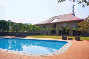 Ikshana Resort and Spa, Khandala内部或周边的泳池