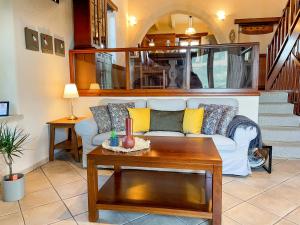 uma sala de estar com um sofá e uma mesa em Villa Fyllosia em Archanes