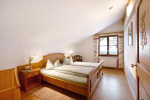Кровать или кровати в номере Ferienwohnung Caprano