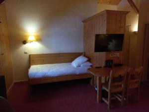 Postel nebo postele na pokoji v ubytování Chalet Hotel Le Mont Bisanne
