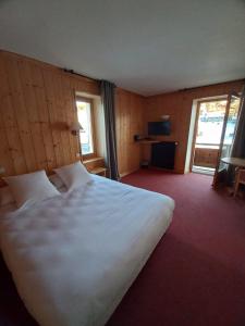 Postel nebo postele na pokoji v ubytování Chalet Hotel Le Mont Bisanne