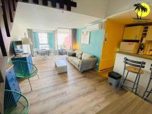 - un salon avec un canapé et une table dans l'établissement T4 Le Trente Cinq 3 chambres & climatisation, au Cap d'Agde