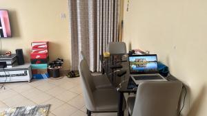 biuro z biurkiem z laptopem w obiekcie Chic Haven - Fully furnished 1 BR Gem w mieście Kiambu