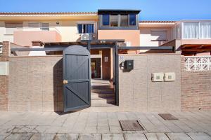 a house with a door on the side of it at Casa Velázquez in Puerto del Rosario