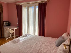 Cama ou camas em um quarto em Individual house free parking wifi Netflix Disney next to EPFL Lausanne