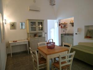 カザラーノにあるNinaneraのキッチン、ダイニングルーム(テーブル、椅子付)