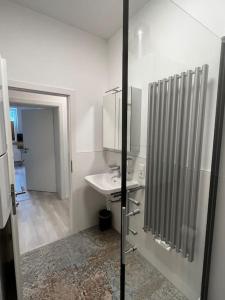 a white bathroom with a sink and a shower at Lisboa: Messe/Business/FeWo DUS in Hilden