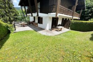 een huis met een terras in de tuin bij Megève Rochebrune, superbe appartement avec jardin in Megève