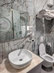 bagno con lavandino e servizi igienici di Aparthotel Shkodra a Durrës