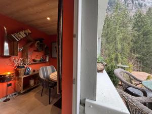 a room with orange walls and a table and chairs at Les Secrets - Suites & Apartments in Montriond