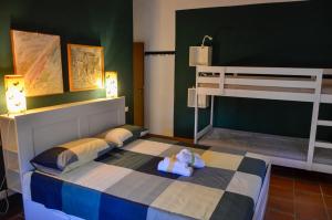 1 dormitorio infantil con 1 cama y 1 litera en QuiVago, en Ripe San Ginesio