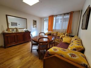 una sala de estar con un sofá y una mesa en Charmante chambre chez l'habitant, en Ivry-sur-Seine