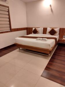 A bed or beds in a room at Sepoy Elite By Yuvraj Group of Hotels