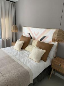 - un lit avec des oreillers dans une chambre dans l'établissement 2+1 Luxury flat ,near Old Town, à Antalya