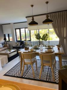 - un salon avec une table à manger et des chaises dans l'établissement 2+1 Luxury flat ,near Old Town, à Antalya