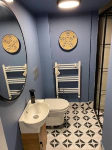 La salle de bains est pourvue de toilettes, d'un lavabo et d'un miroir. dans l'établissement 2+1 Luxury flat ,near Old Town, à Antalya