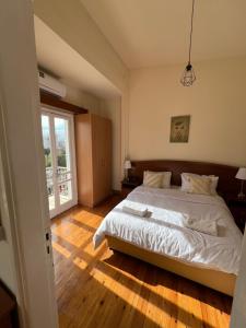 Säng eller sängar i ett rum på Nicosia City Centre Sky Views Apartment
