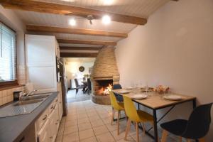 Saint-Hilaire-des-LandesにあるLa hantelleのキッチン、ダイニングルーム(テーブル、暖炉付)
