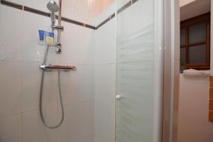 Un baño con ducha con puerta de cristal. en La hantelle, en Saint-Hilaire-des-Landes 19 fotos más