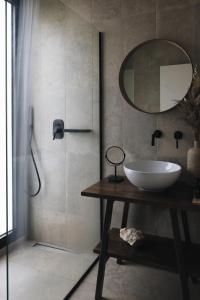 W łazience znajduje się umywalka i lustro. w obiekcie HOOGA Feel The Cosiness & Mysa Restaurant , Preveza w Prewezie