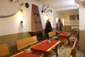 una sala de estar con un árbol de Navidad, mesas y sillas en Panorama en Korbielów