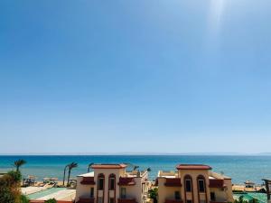 a view of a beach with houses and the ocean at فيلا دوبلكس في لاسيرينا السخنة in Ain Sokhna